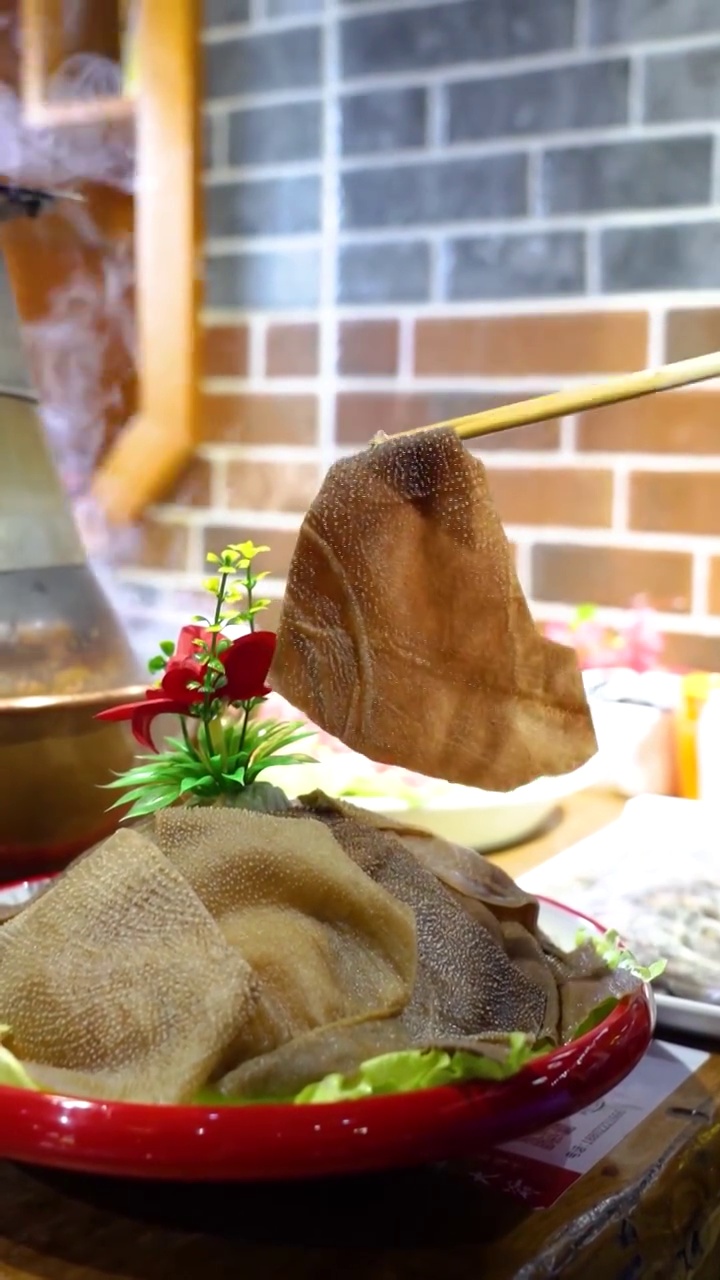 冬季火锅从火锅里夹起涮肉视频素材