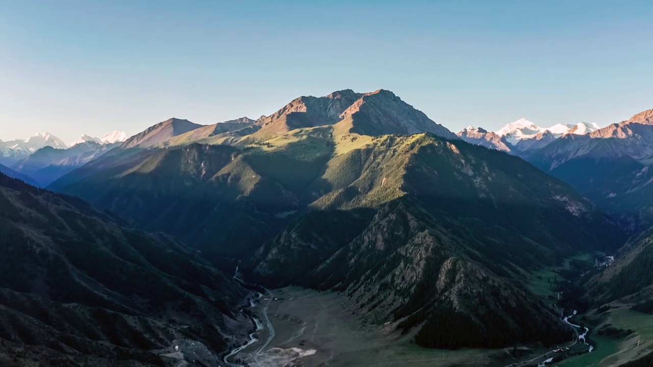 航拍中国新疆山自然风景在日出视频素材