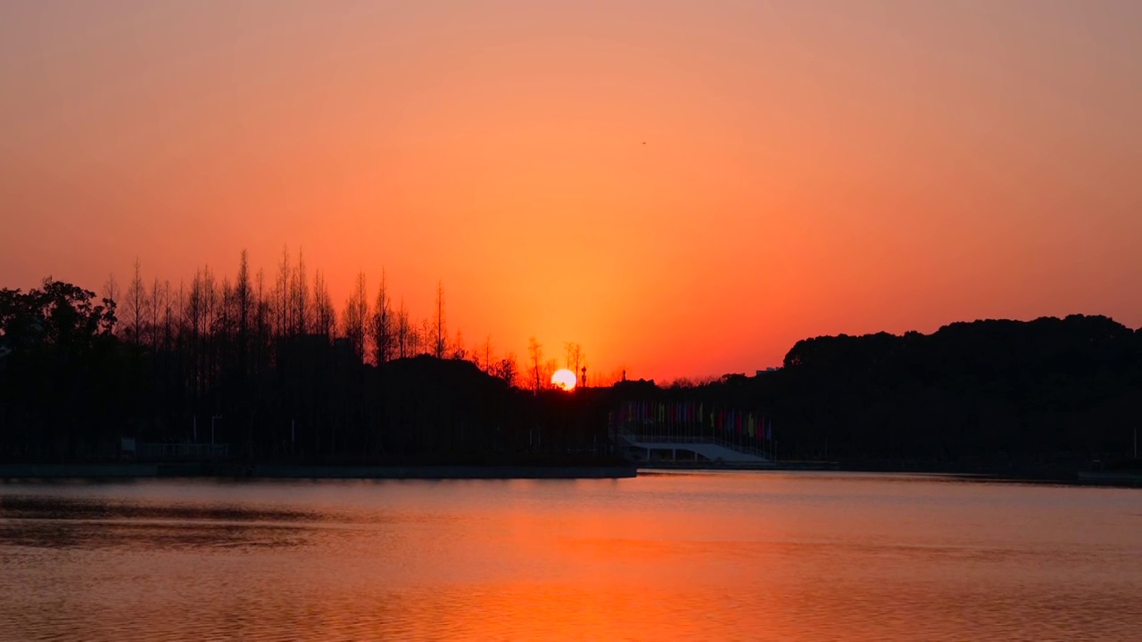 即将落下的夕阳和湖面及天空视频素材