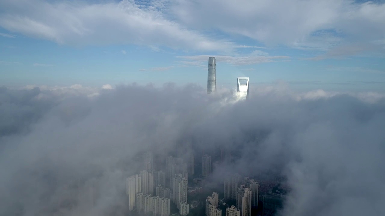 上海市的平流雾和陆家嘴地区的摩天大楼的风光视频素材