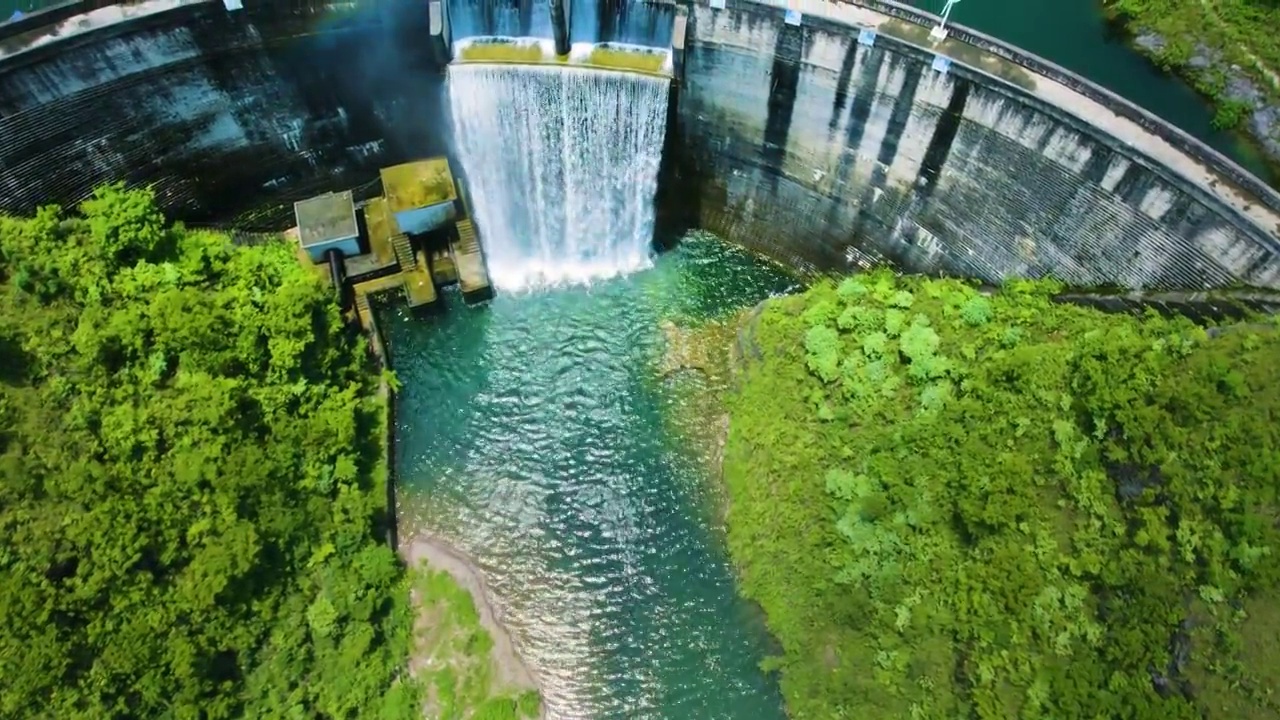 航拍水库大坝水坝开闸放水视频素材