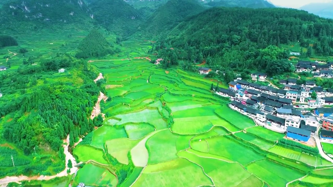 航拍中国贵州山区梯田村庄少数民族村落视频素材