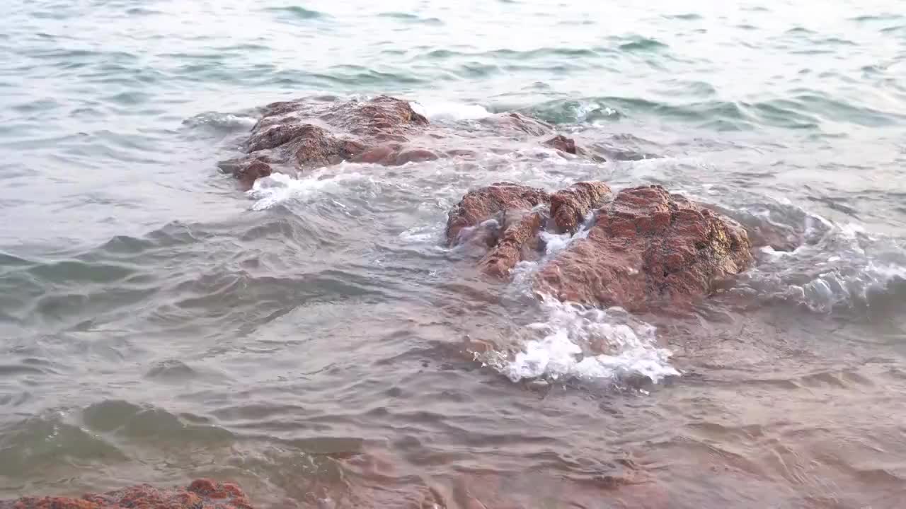 海水拍打着礁石视频素材