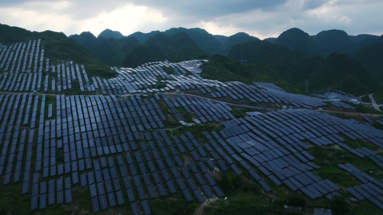 航拍中国山区太阳能光伏电站太阳能电板清洁能源视频素材