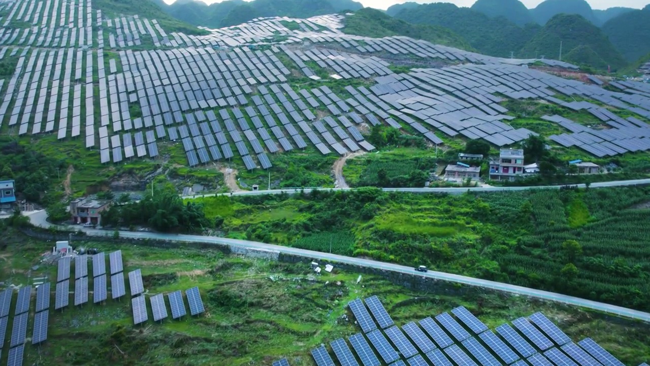 航拍中国山区太阳能光伏电站太阳能电板清洁能源视频素材