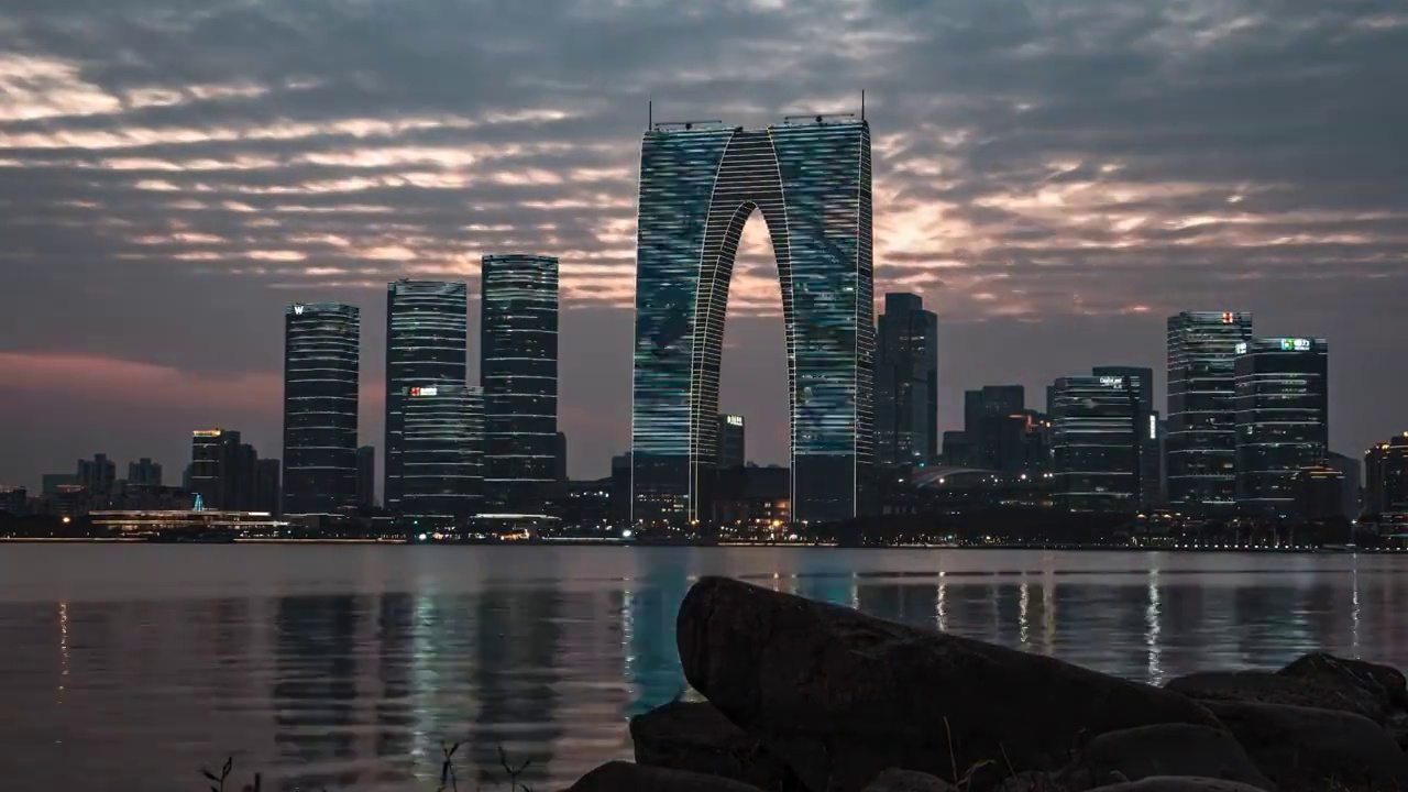 苏州工业园区东方之门金鸡湖日转夜夜景延时视频素材