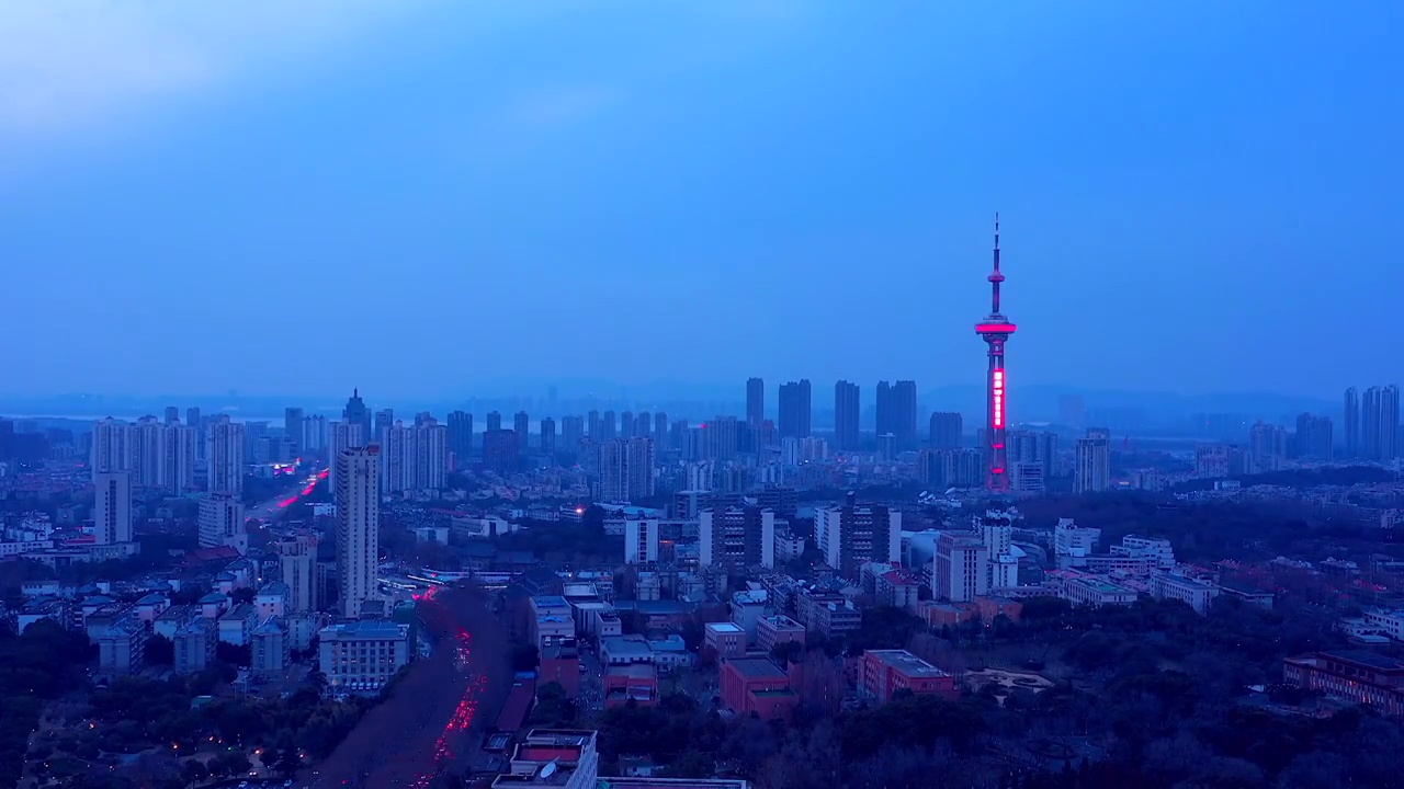 航拍傍晚的南京电视塔附近城市风光延时视频素材