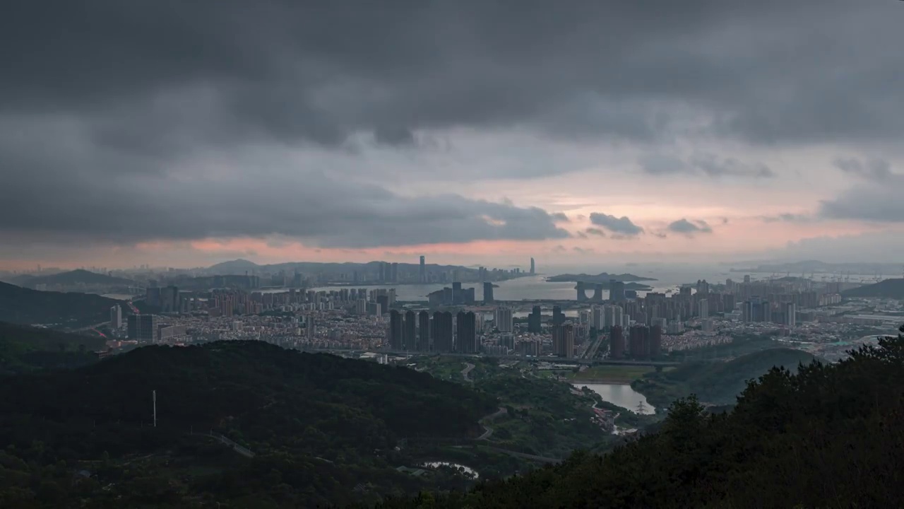 雷暴来临视频下载