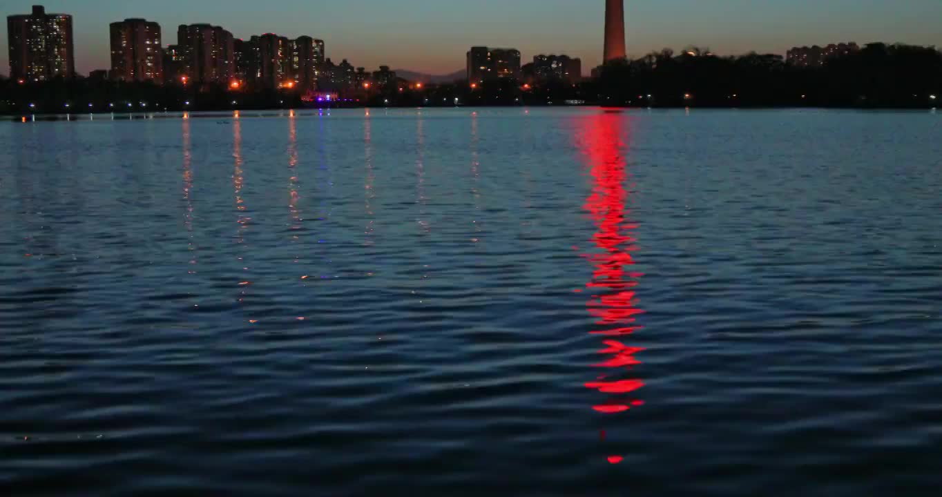 夜景的中央电视塔，玉渊潭湖面的夜景视频素材