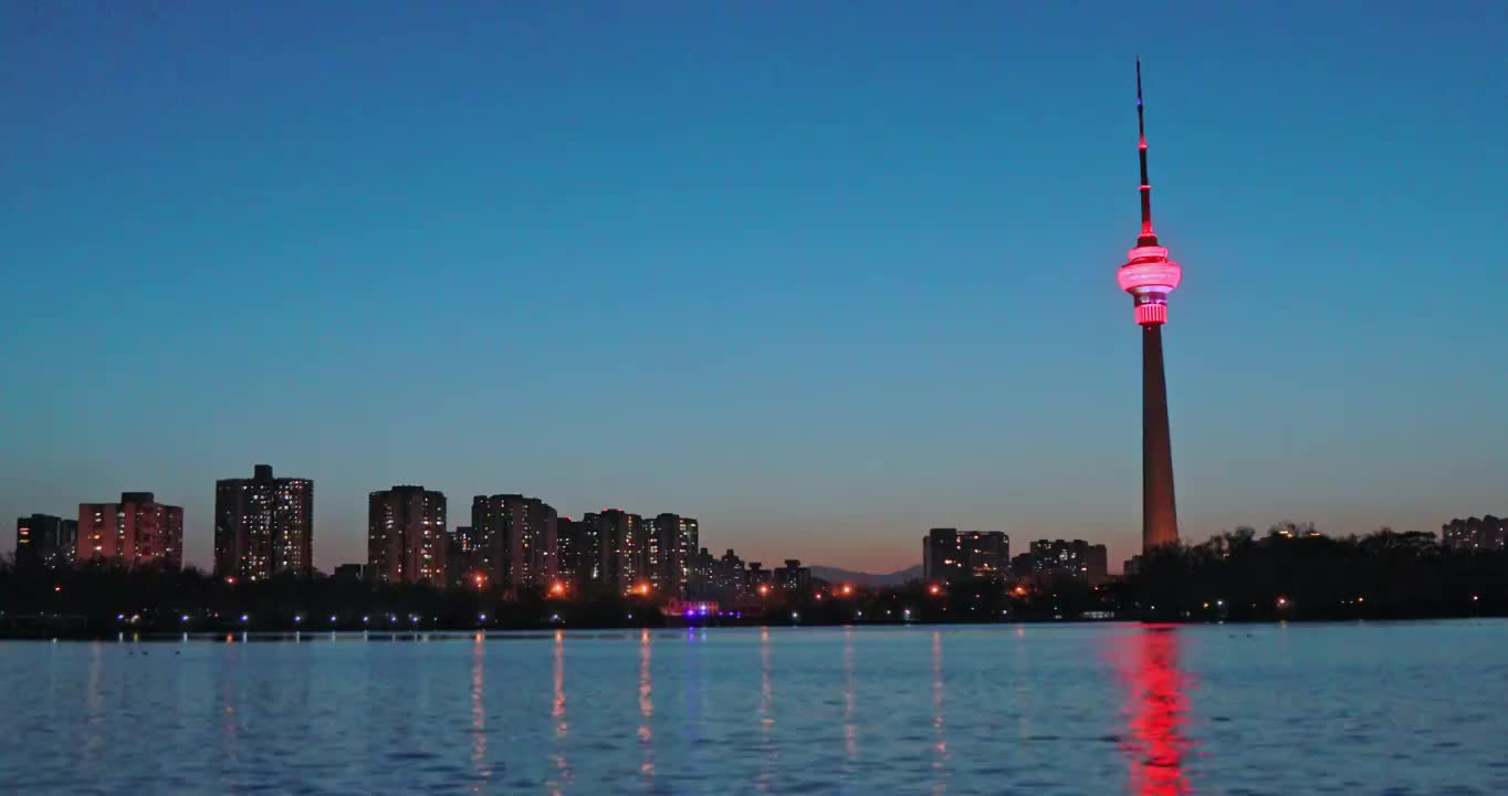 电视塔夜景，玉渊潭拍摄的中央电视塔视频素材