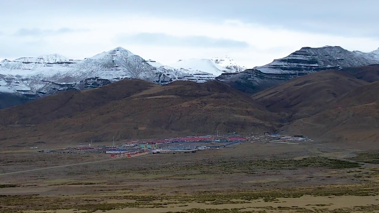 西藏阿里神山冈仁波齐航拍，高原雪山在蓝天白云下圣洁美丽，神山脚下的塔钦镇是转山的起始点视频素材