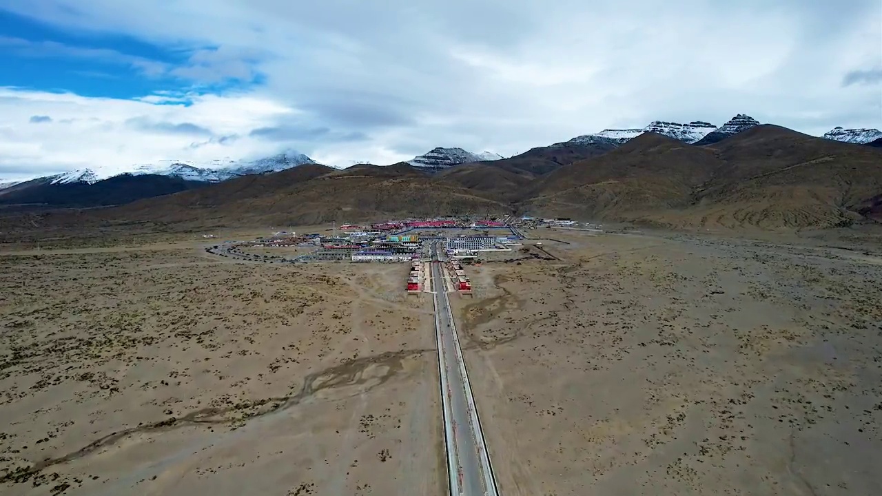 西藏阿里神山冈仁波齐航拍，高原雪山在蓝天白云下圣洁美丽，神山脚下的塔钦镇是转山的起始点视频素材