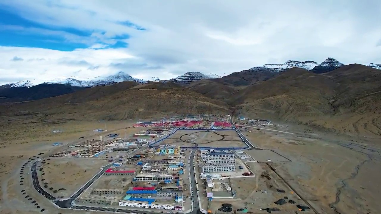 西藏阿里神山冈仁波齐航拍，高原雪山在蓝天白云下圣洁美丽，神山脚下的塔钦镇是转山的起始点视频素材