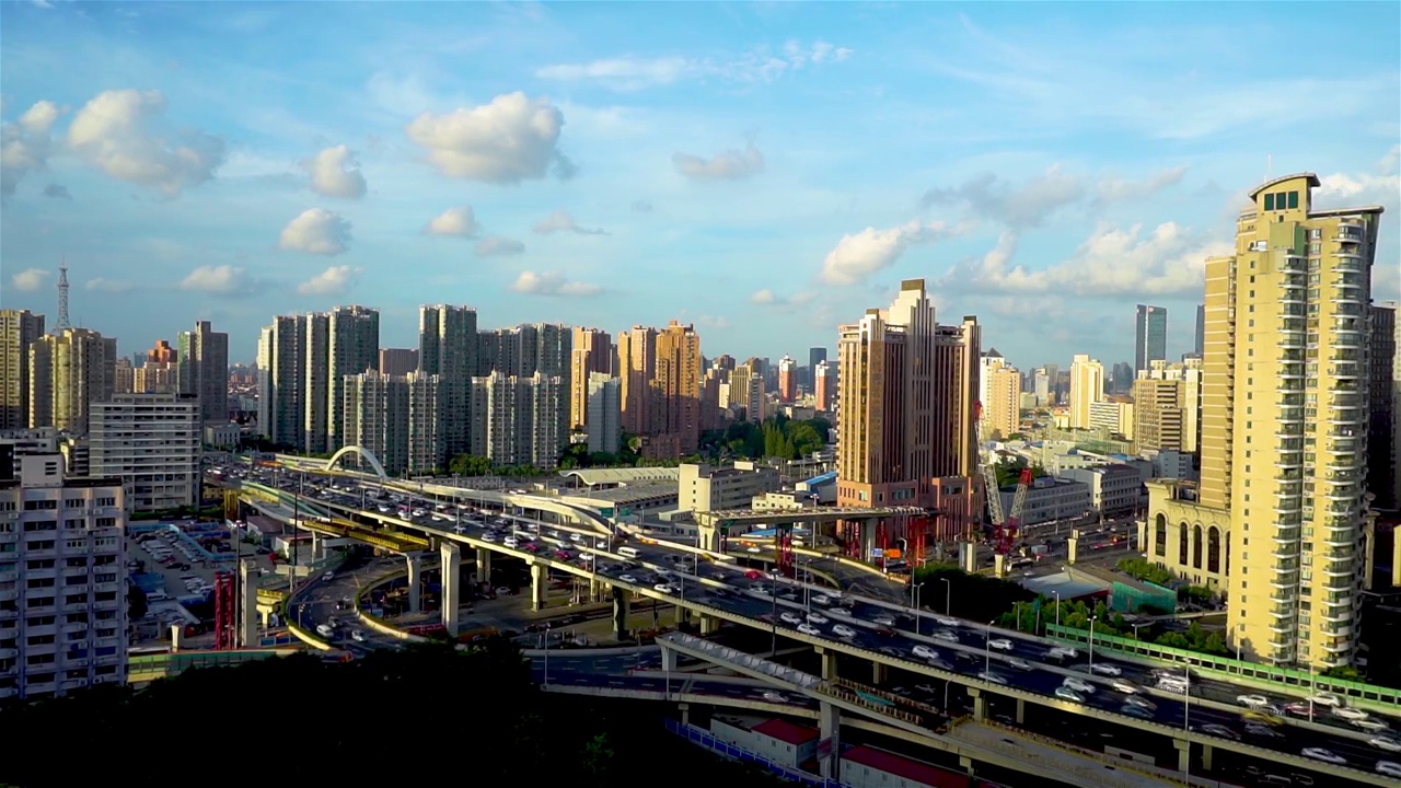 晴朗夏天的午后，上海南北高架及北横通道繁忙交通远景视频素材