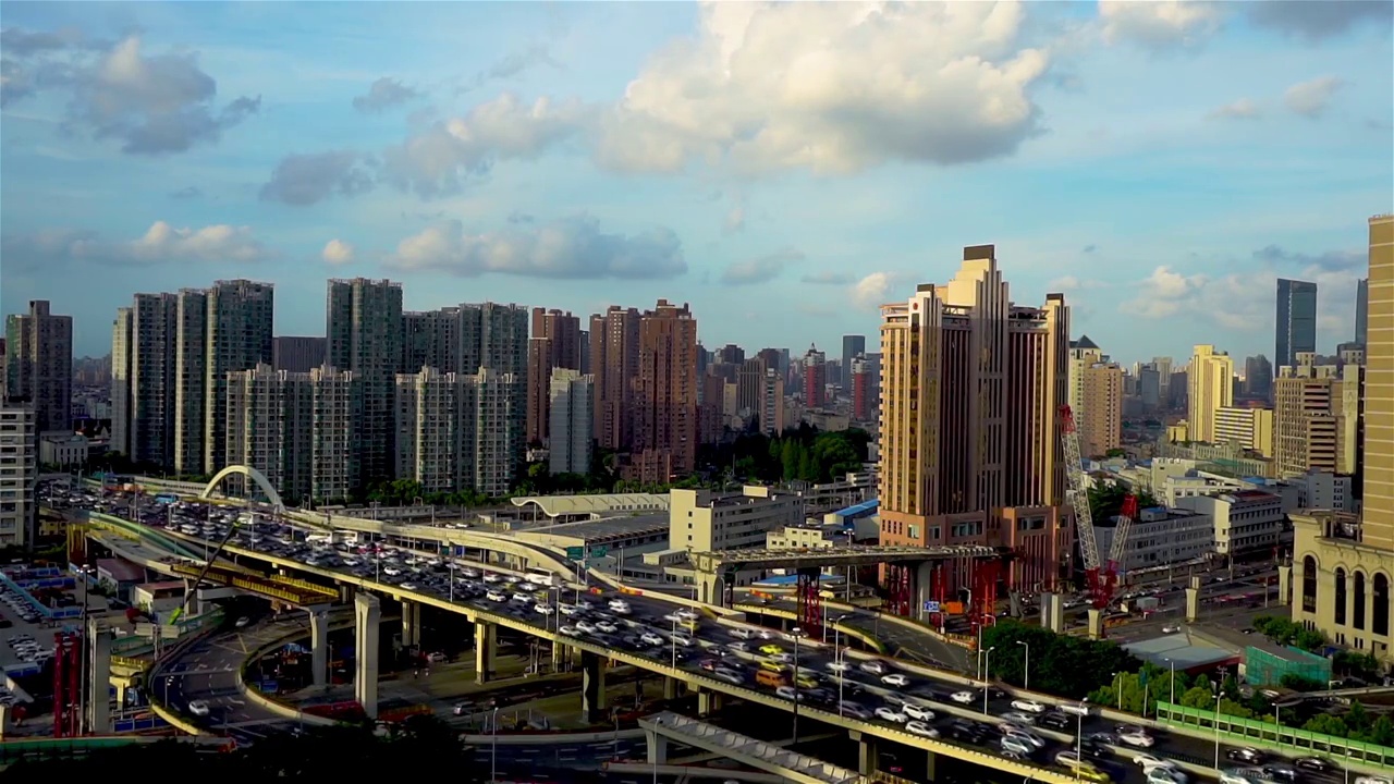 晴朗夏天的午后，上海南北高架及北横通道繁忙交通中景视频素材