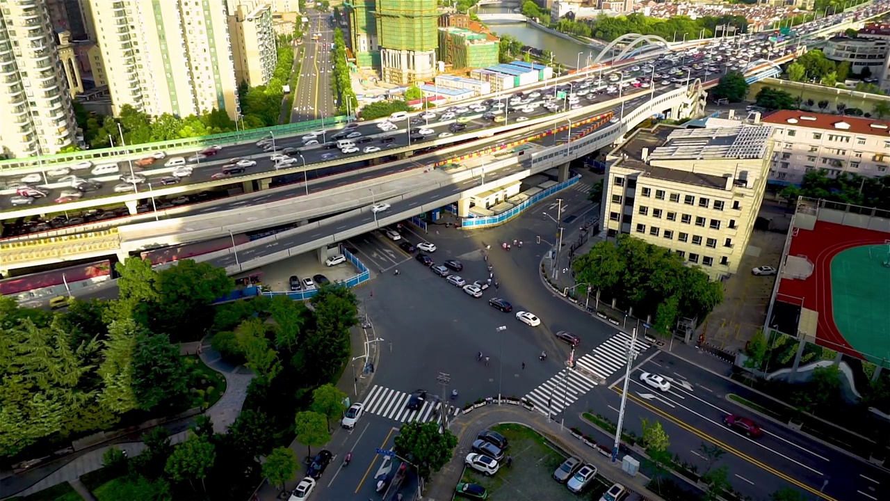 晴朗夏天的午后，上海南北高架及北横通道繁忙交通光影视频素材