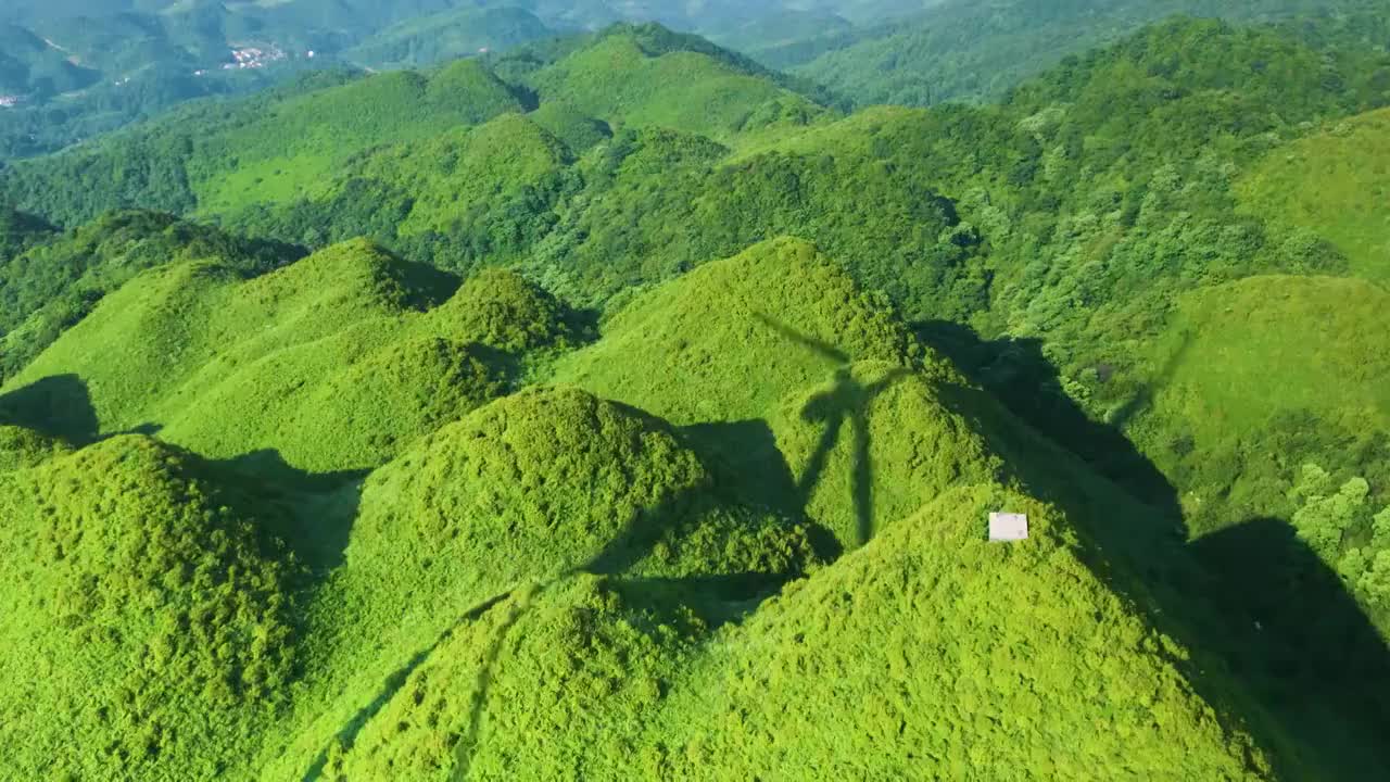 航拍贵州遵义洪关太阳坪风车风力发电视频素材