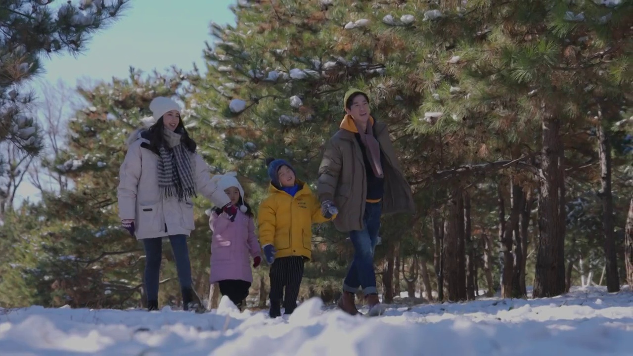 快乐家庭在雪地里玩耍视频购买