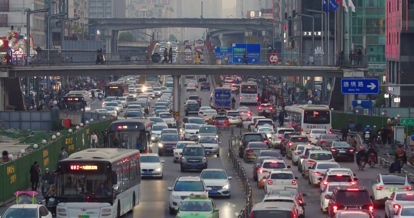 成都街头的延时摄影 马路上汽车川流不息 交通繁忙视频素材