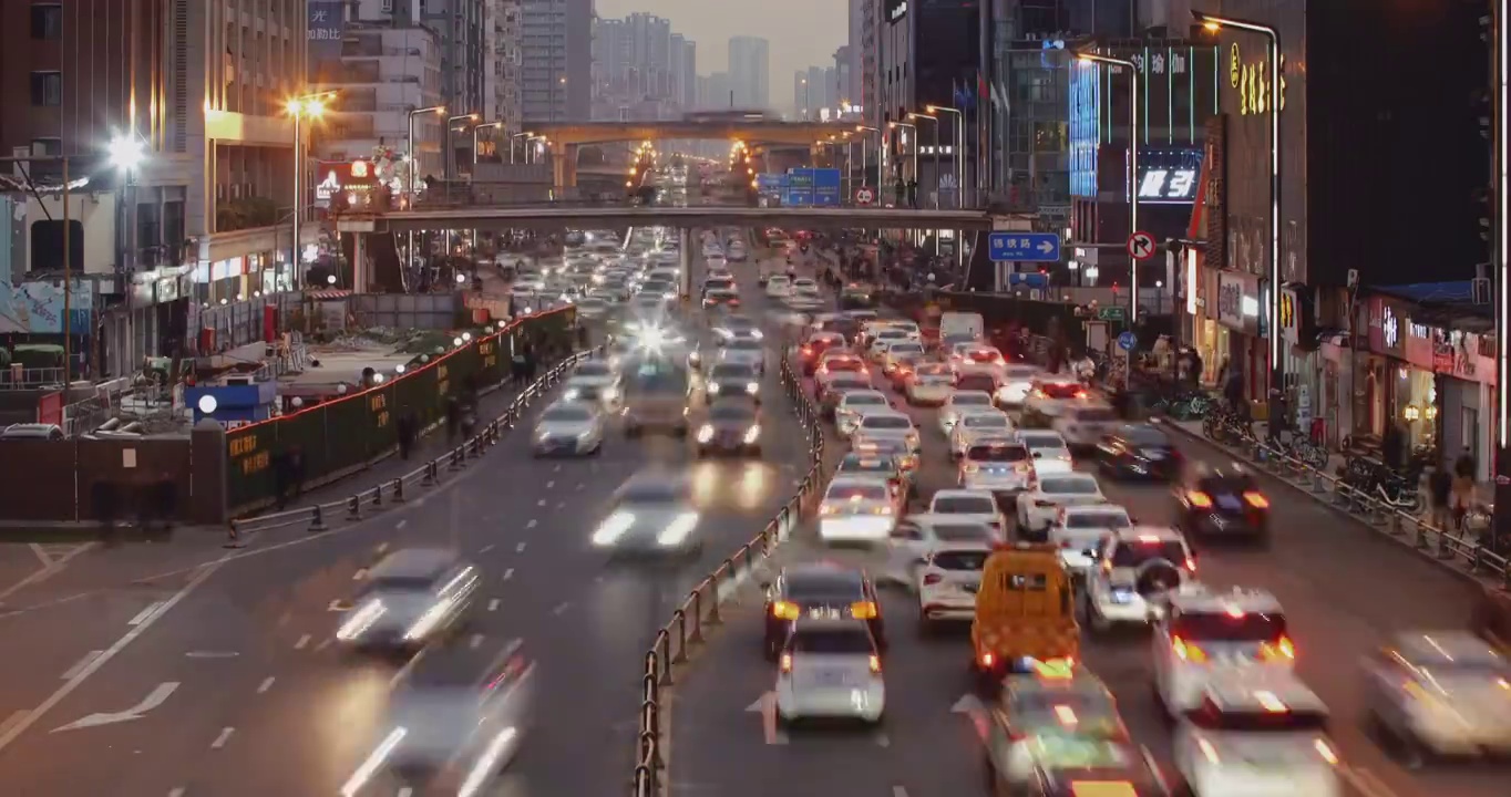 成都街头的延时摄影 马路上汽车川流不息 交通繁忙视频素材