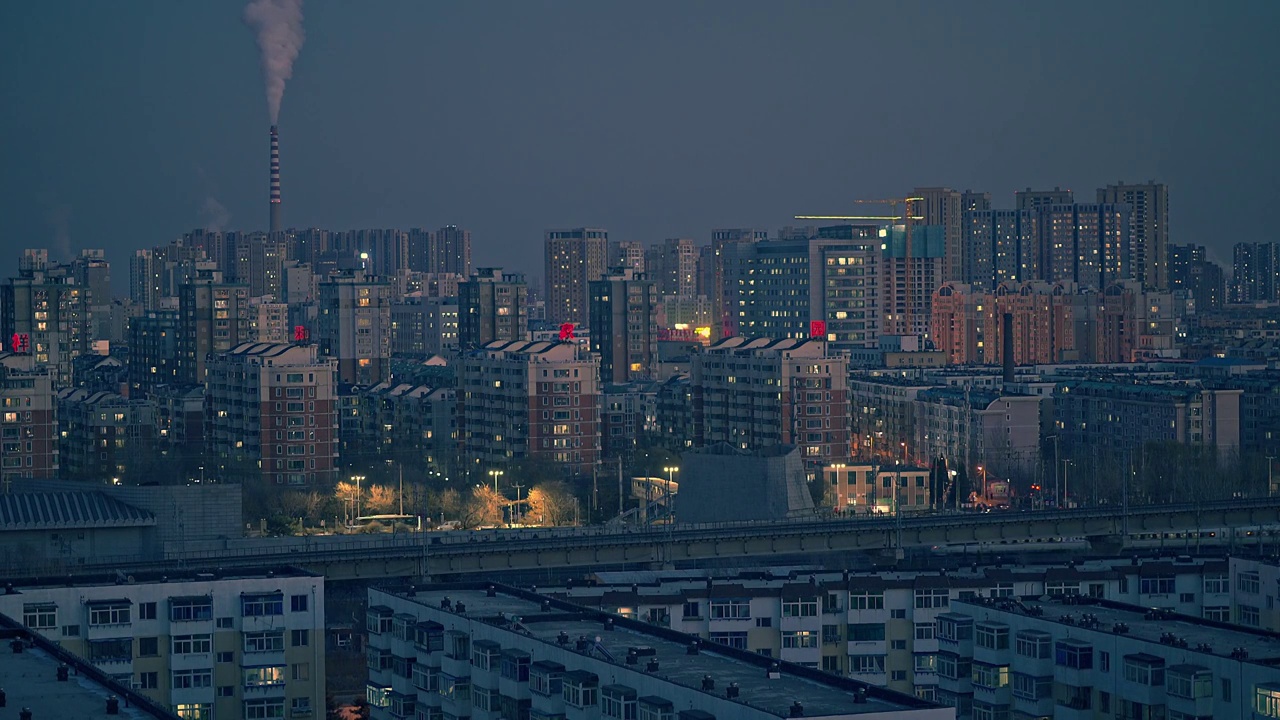 中国东北辽宁沈阳大东区城市居民区夜景与马路视频素材