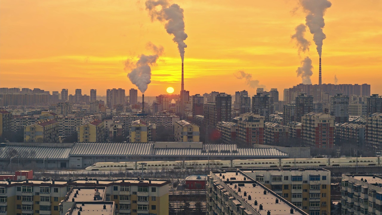 中国东北辽宁沈阳大东区城市居民区日出高铁视频素材