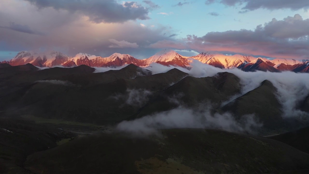 贡嘎雪山日照金山航拍视频素材