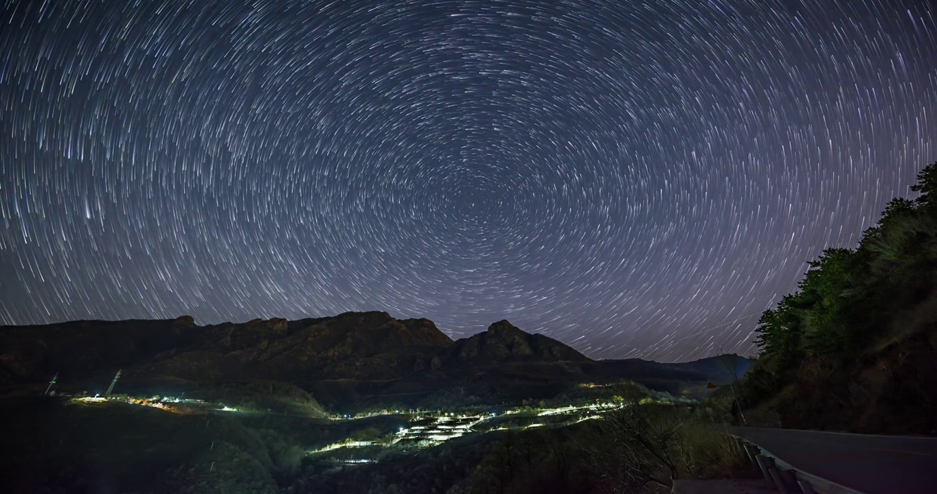 小山村上空的斗转星移延时视频视频素材