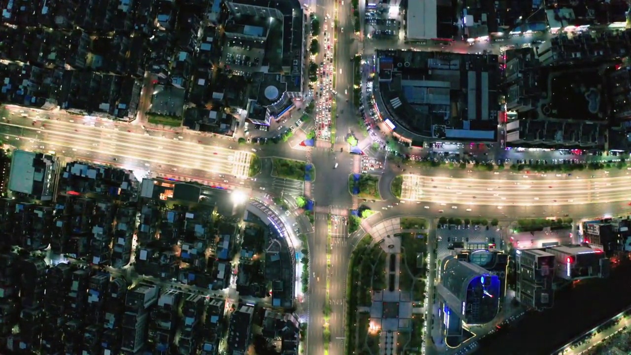 航拍城市道路 十字路口 夜景  灯光 车流 实时视频 /广东 江门市视频素材