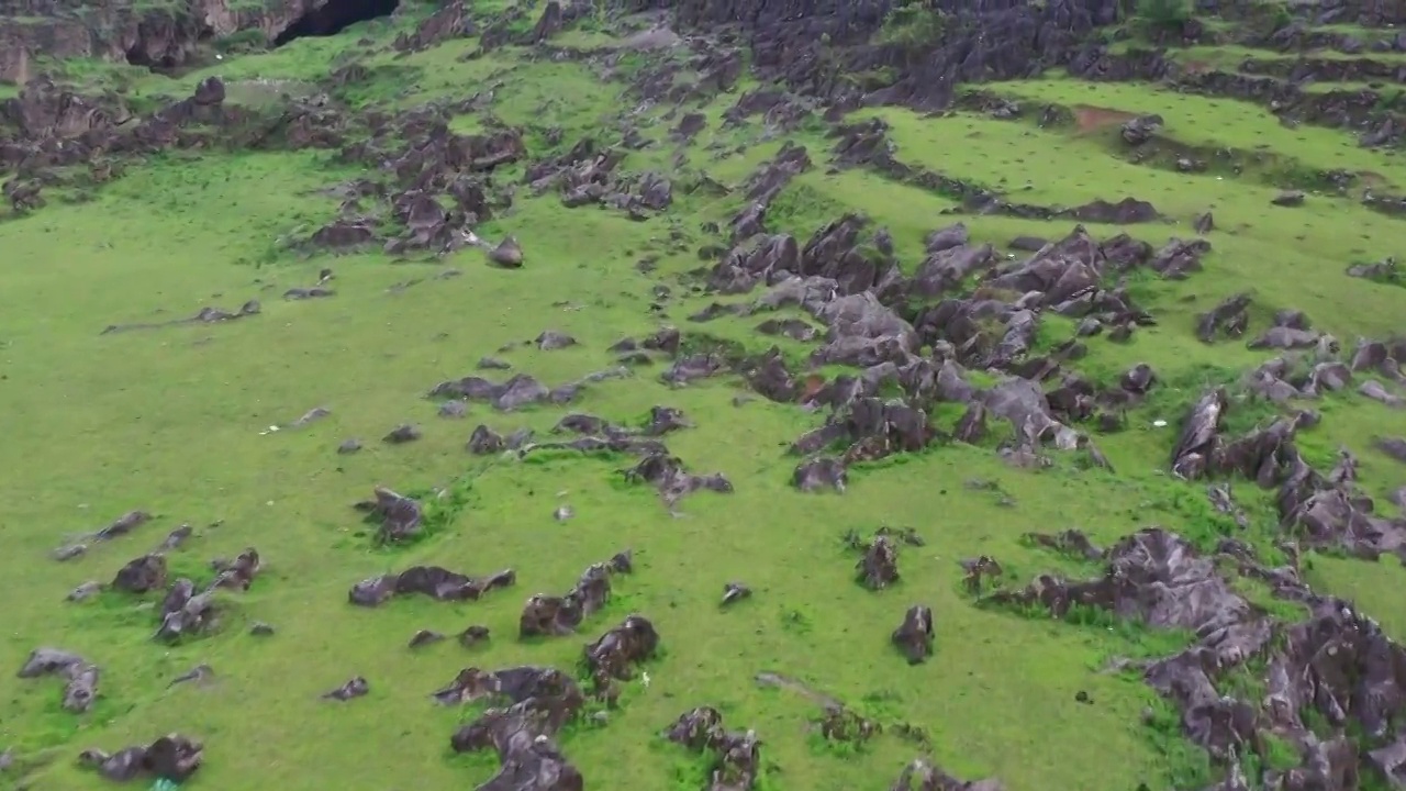 航拍贵州铜鼓荡喀斯特地貌石林山谷草坪视频素材