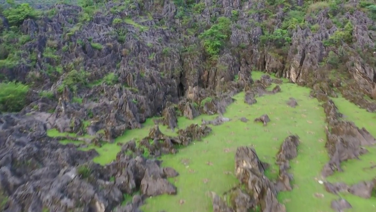 航拍贵州铜鼓荡喀斯特地貌石林山谷草坪视频素材