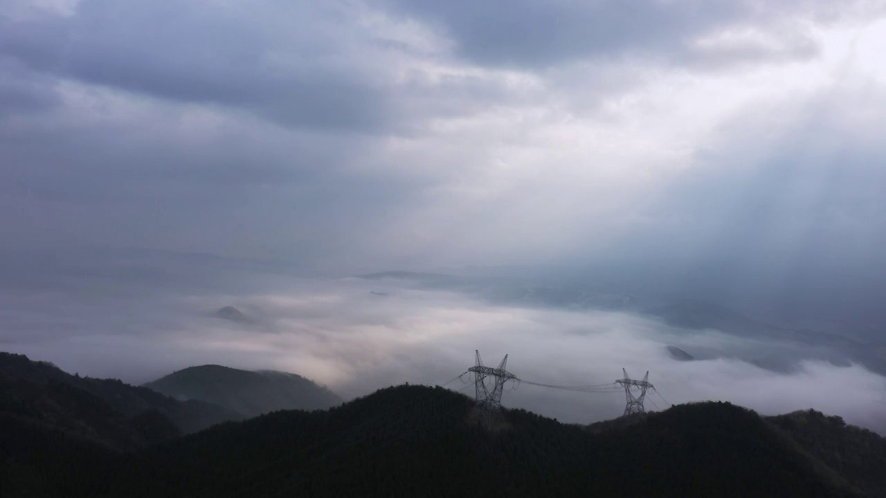 春天桂林群山间的云雾缭绕视频素材