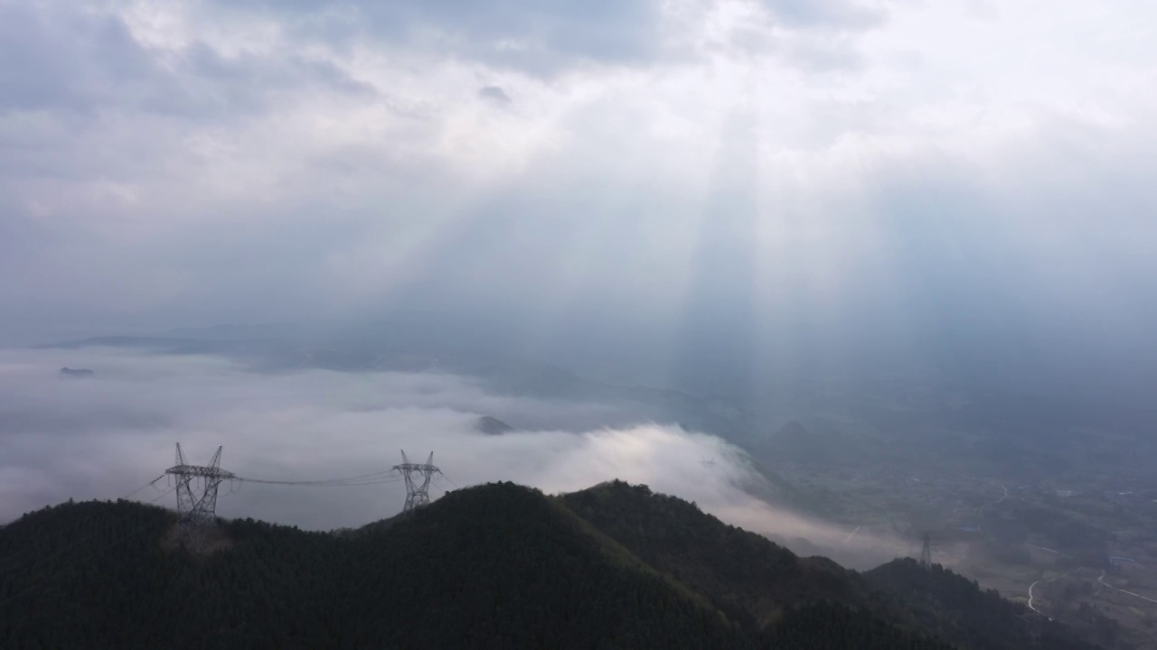 春天桂林群山间的云雾缭绕视频素材