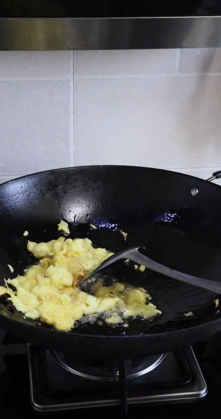 美食烹饪：炒面制作步骤，煎鸡蛋视频素材