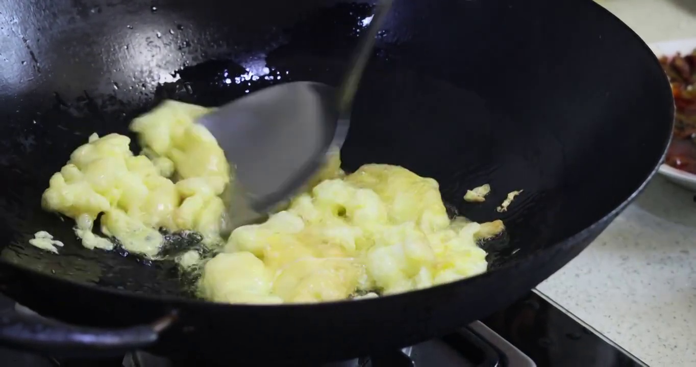 美食烹饪：炒面制作步骤，煎鸡蛋视频素材