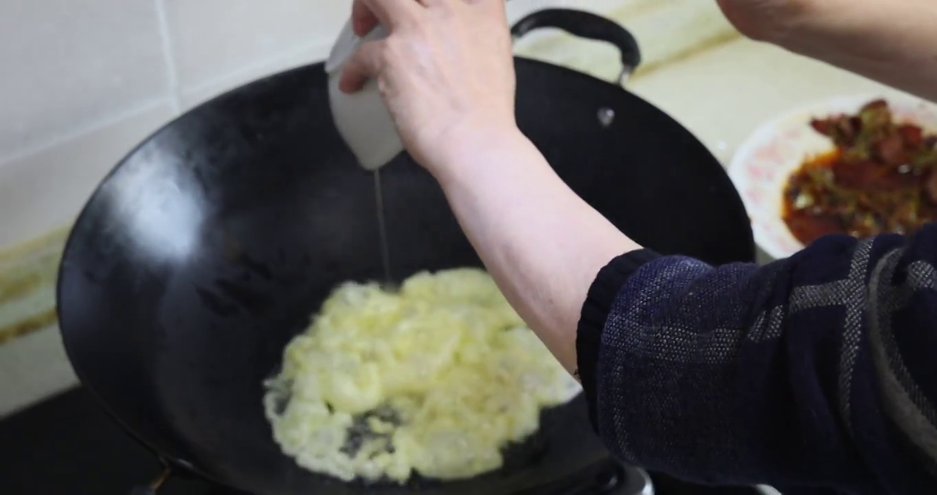 美食烹饪：炒面制作步骤，煎鸡蛋视频素材