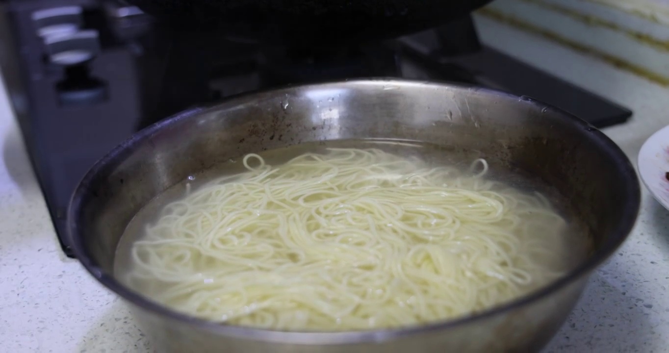 美食烹饪：炒面制作步骤，煮熟的面条焯水视频素材