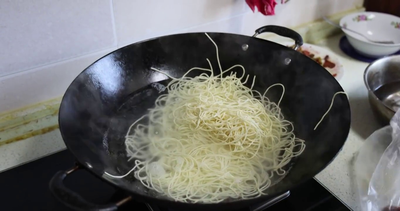 美食烹饪：炒面制作步骤，清水煮熟面条视频素材