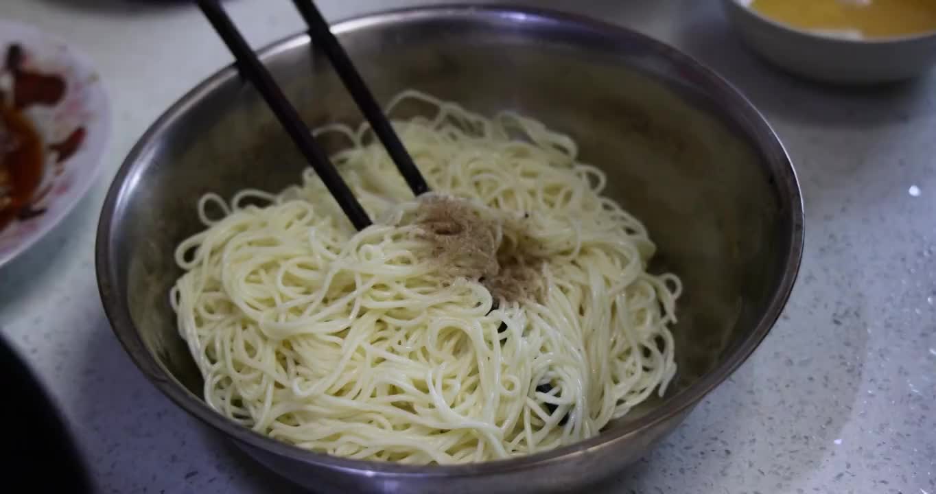 美食烹饪：炒面制作步骤，倒入酱油视频素材