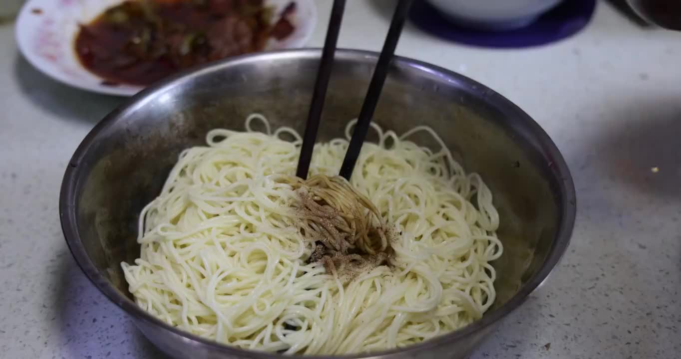 美食烹饪：炒面制作步骤，倒入芝麻油视频素材