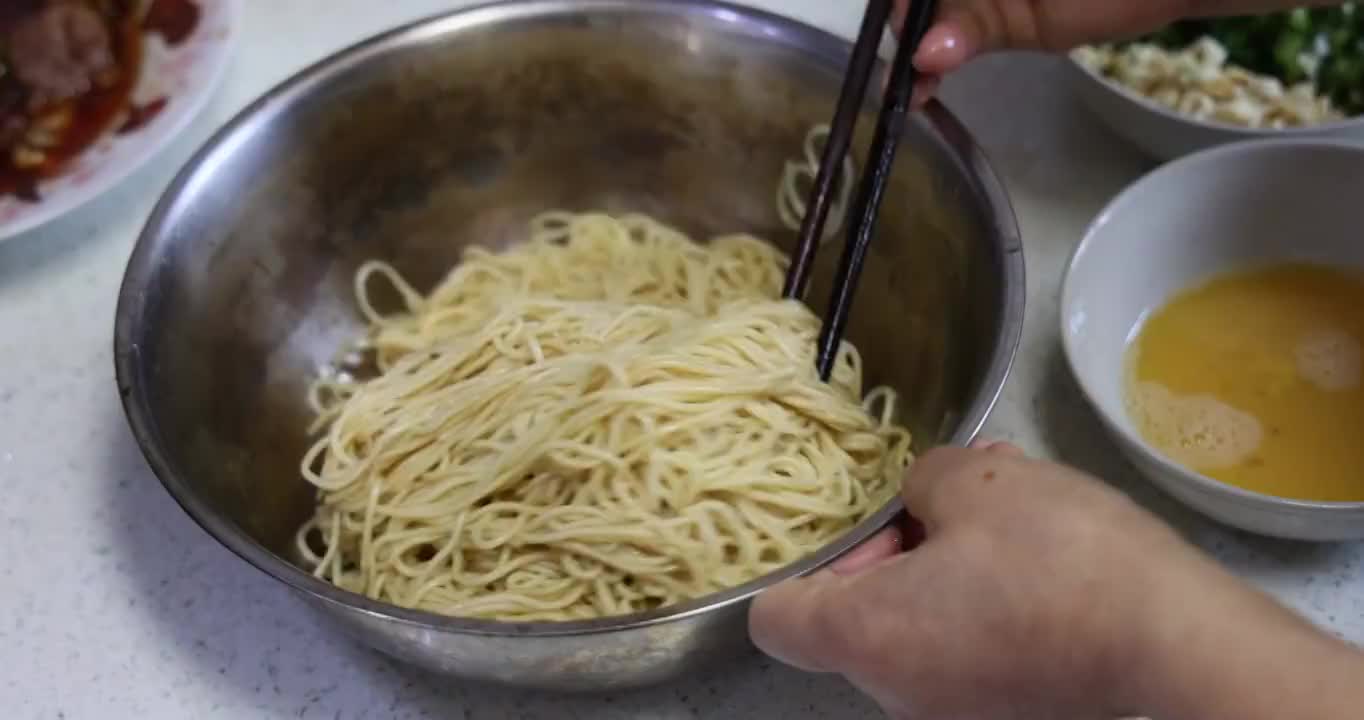 美食烹饪：炒面制作步骤，搅拌各种佐料视频素材