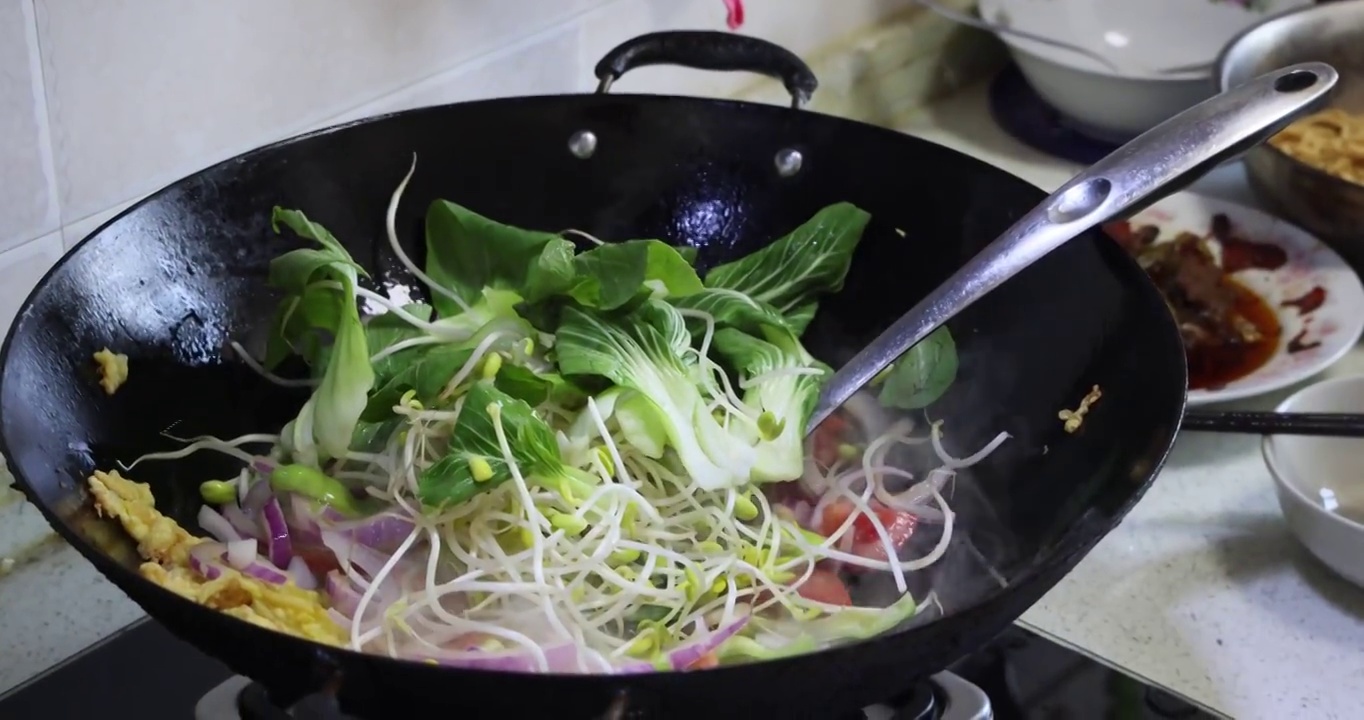 美食烹饪：炒面制作，翻炒豆芽与白菜视频素材