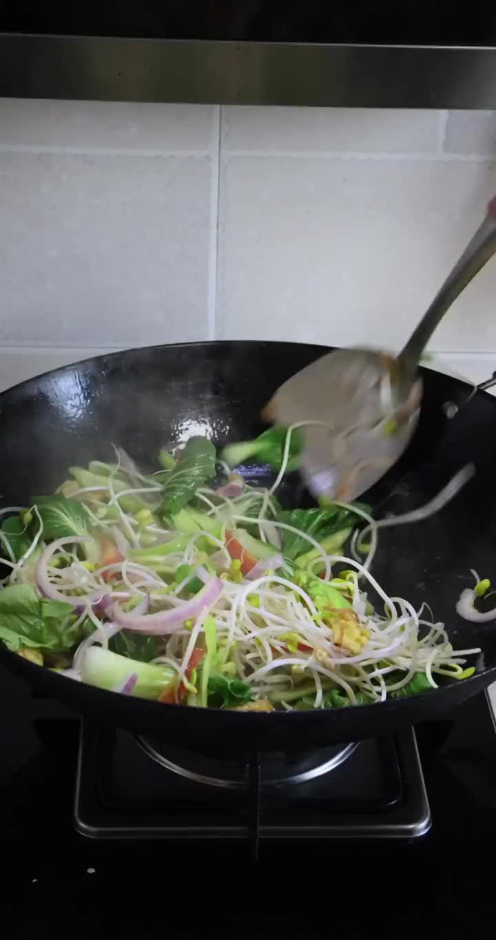 美食烹饪：炒面制作，翻炒什锦蔬菜辅料视频素材