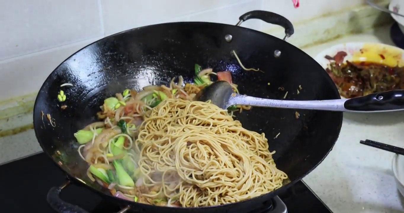 美食烹饪：炒面制作，混合面条与各种什锦蔬菜辅料视频素材