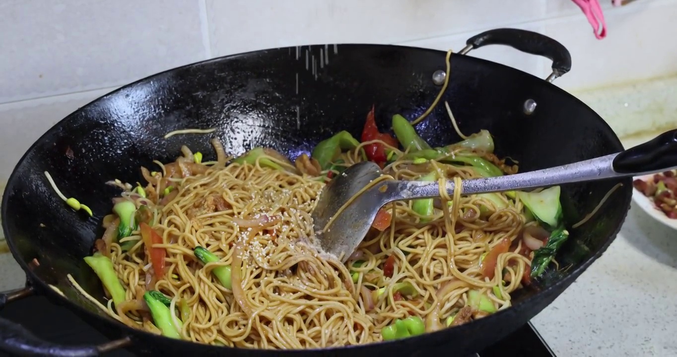 美食烹饪：炒面制作，最后放入各种佐料调料视频素材