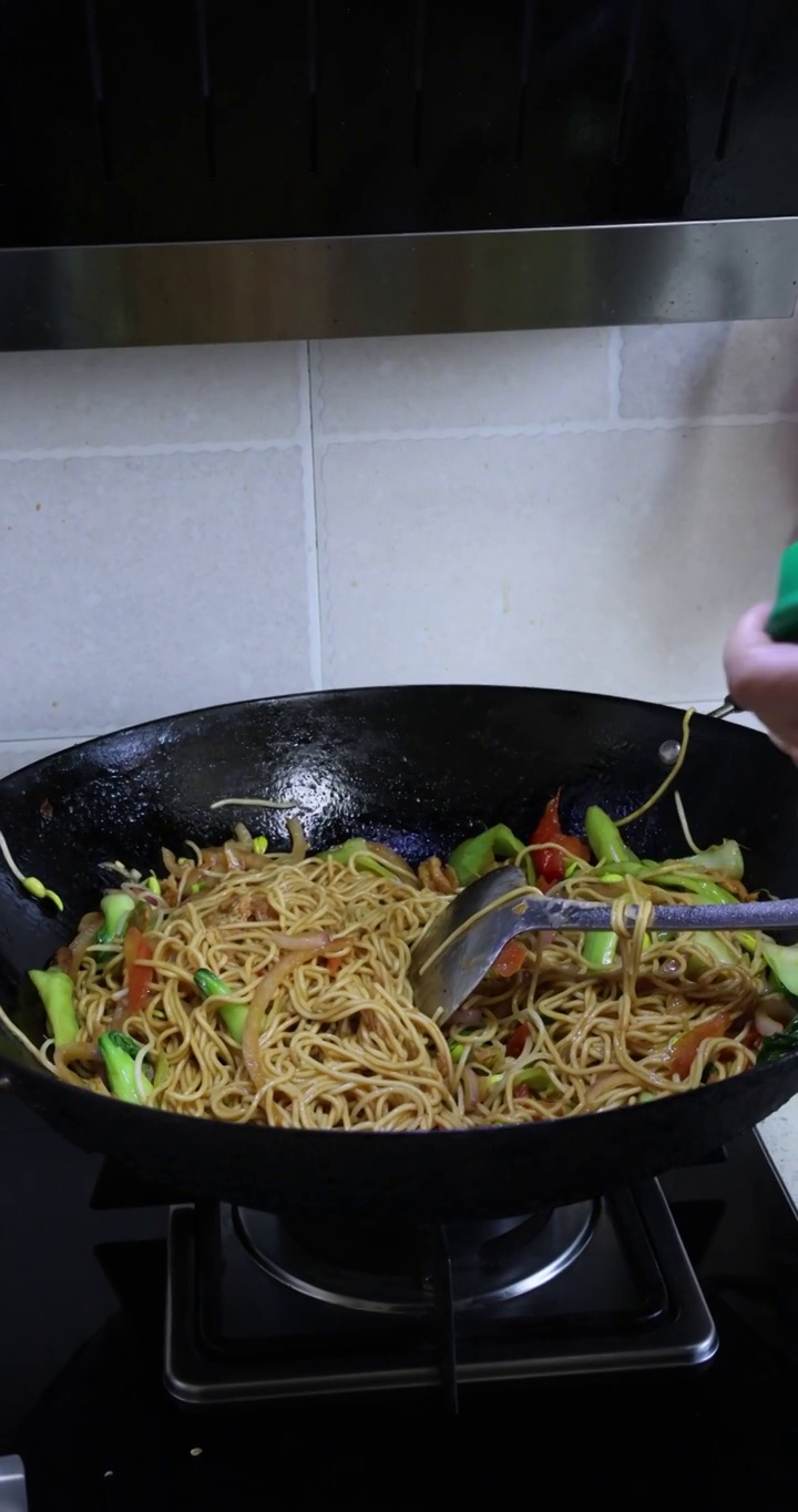 美食烹饪：炒面制作，最后放入各种佐料调料视频素材