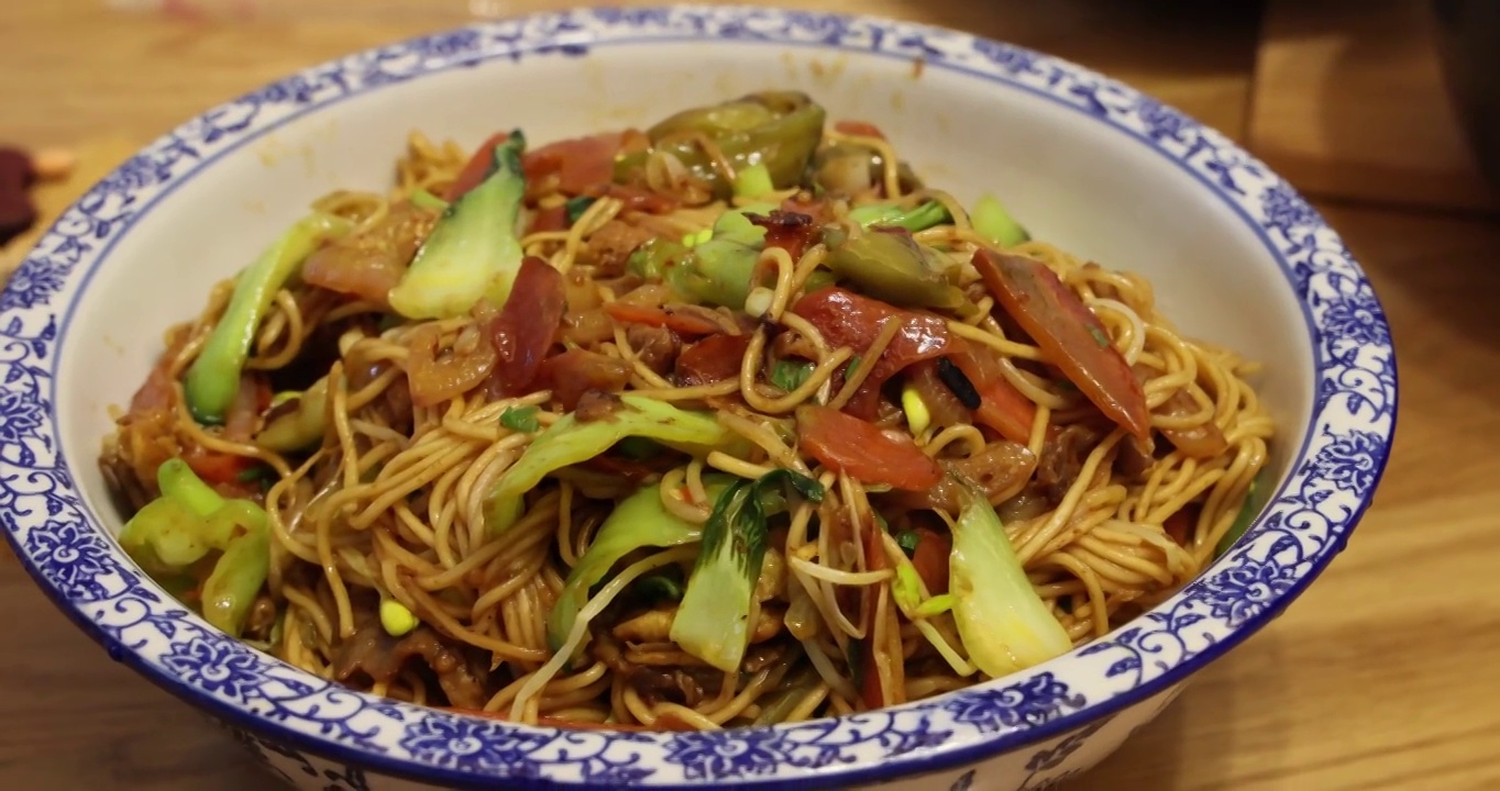 美食烹饪：一盆什锦蔬菜炒面视频素材