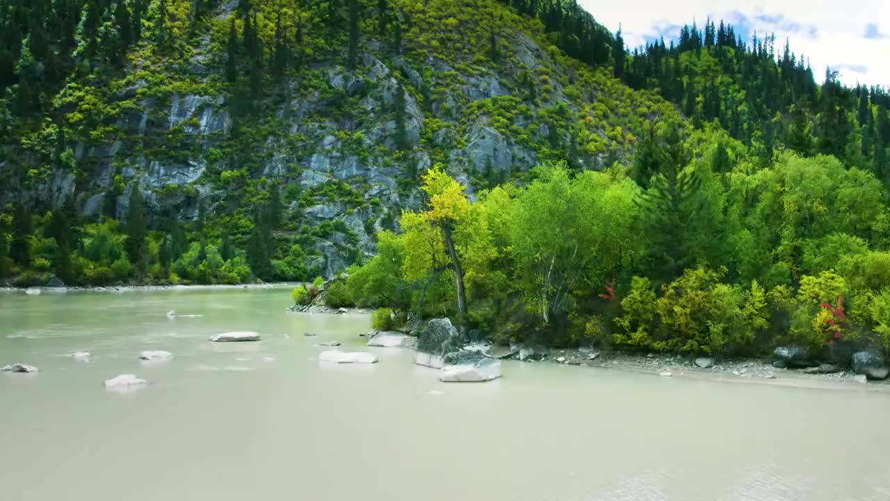 航拍西藏昌都然乌湖秋色高原湖泊航拍视频素材