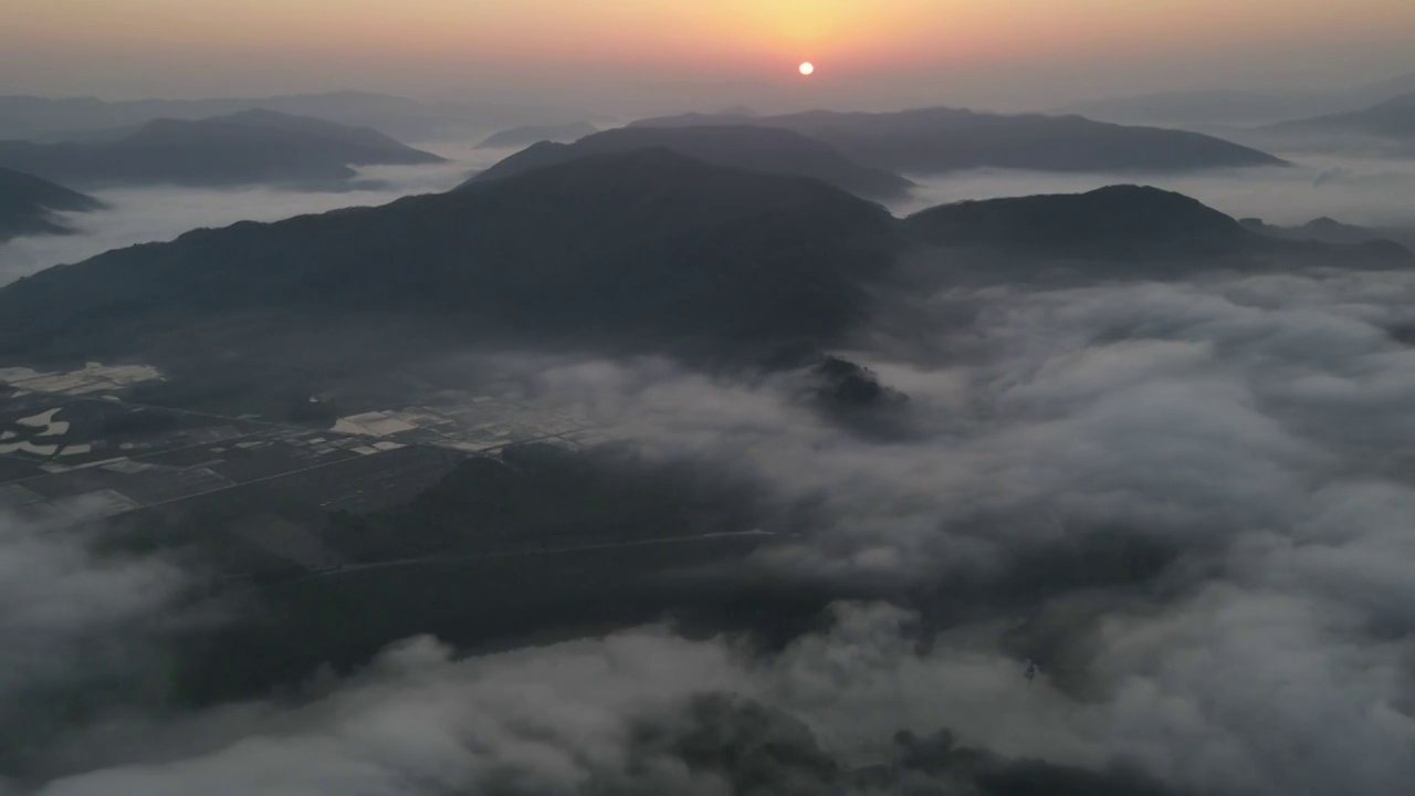 广州市增城区西湖滩村航拍云海日出视频素材