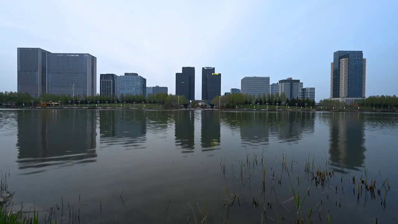 中国河南郑州龙子湖日落延时视频素材